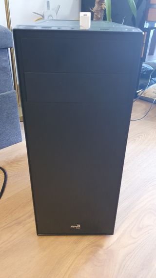 Torre PC Aerocool negra - Oficina