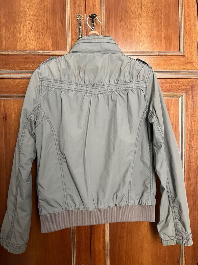 Cazadora verde militar mujer