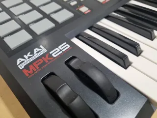 Akai MPK25 - Teclado MIDI