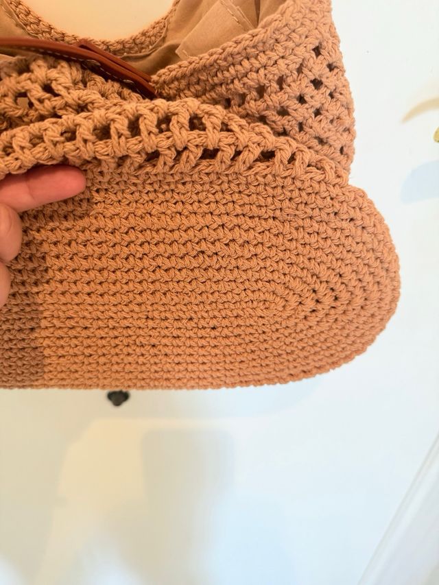Bolso crochet beige-marrón 62 alto 38 de lado a l
