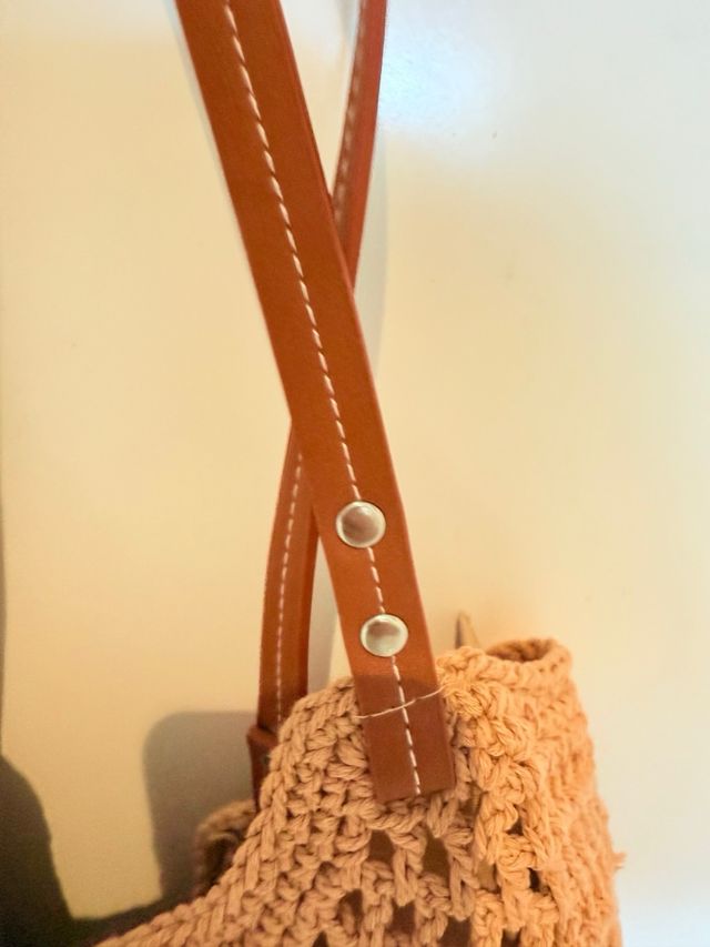 Bolso crochet beige-marrón 62 alto 38 de lado a l