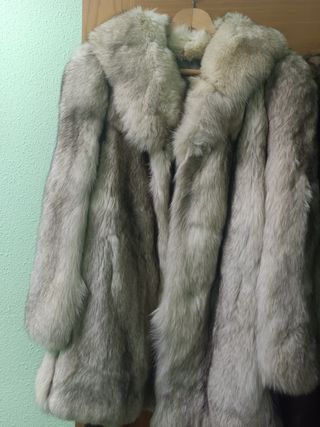 Abrigo de piel gris y blanco