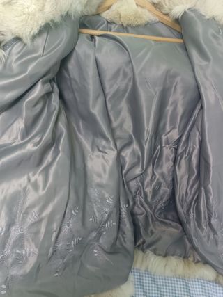 Abrigo de piel gris y blanco