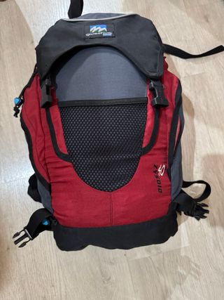 Mochila Quechua - 40L roja y negra