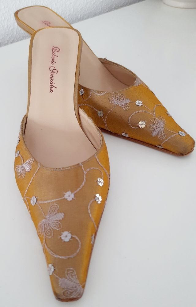 Zapatos tacón dorado Roberto Gonzalez