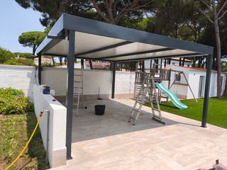 Pérgola metálica jardín