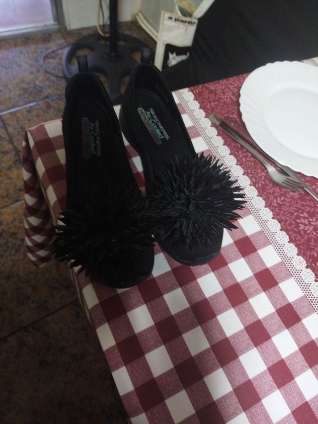 Skechers negras 40 -medida 27,cm la planta del pie