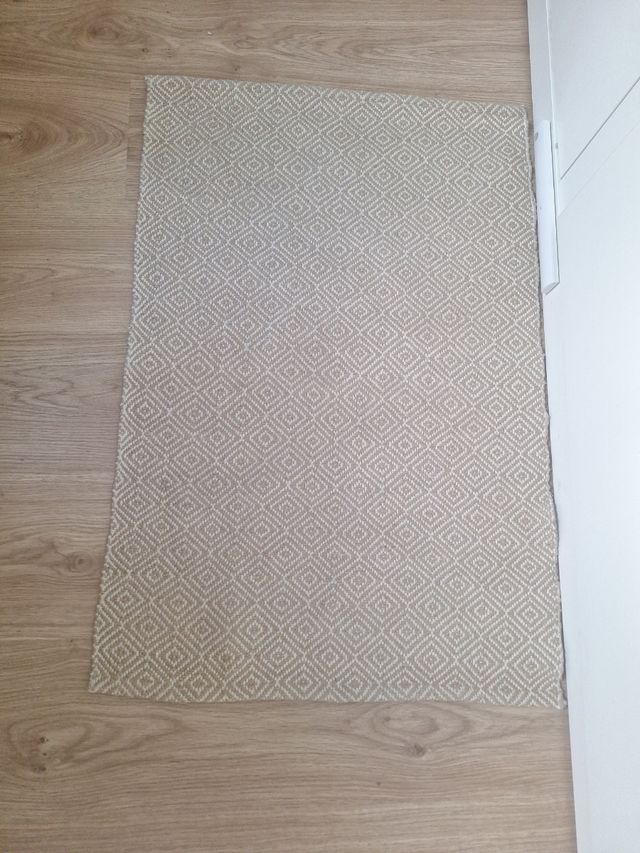 Alfombra beige habitación