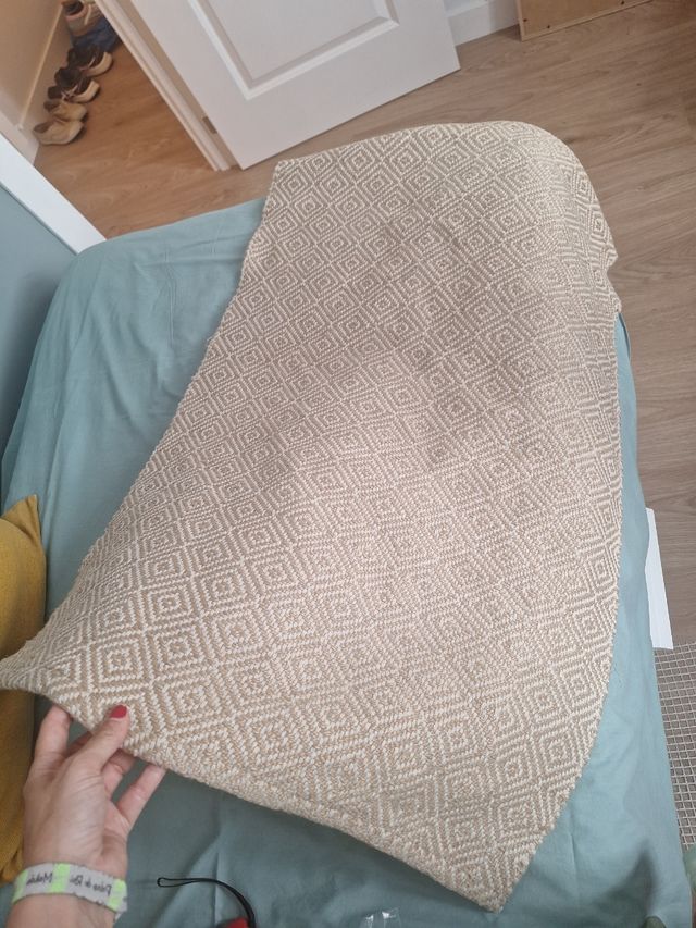 Alfombra beige habitación