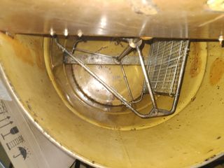 Bidón artesanal para extraer 3 paneles de miel.