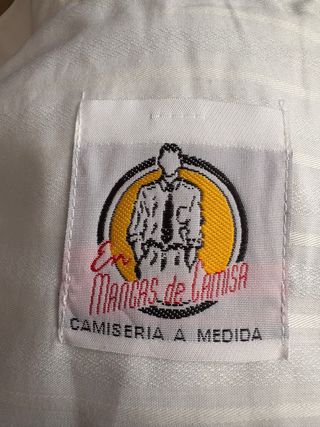 En mangas de camisa. Smoking 100% algodón.A medida