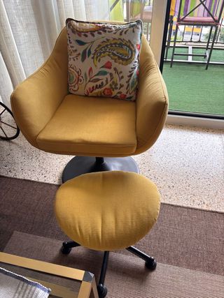 2 Poltrone girevoli gialle con poggiapiedi