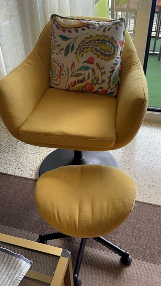 2 Poltrone girevoli gialle con poggiapiedi
