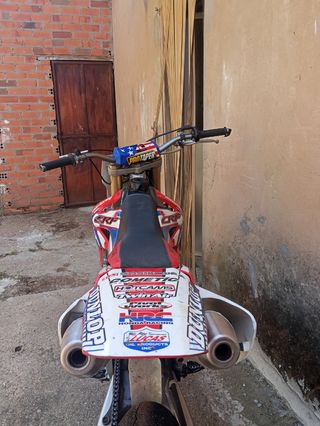 Honda CRF 250R supermotard.