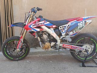 Honda CRF 250R supermotard.