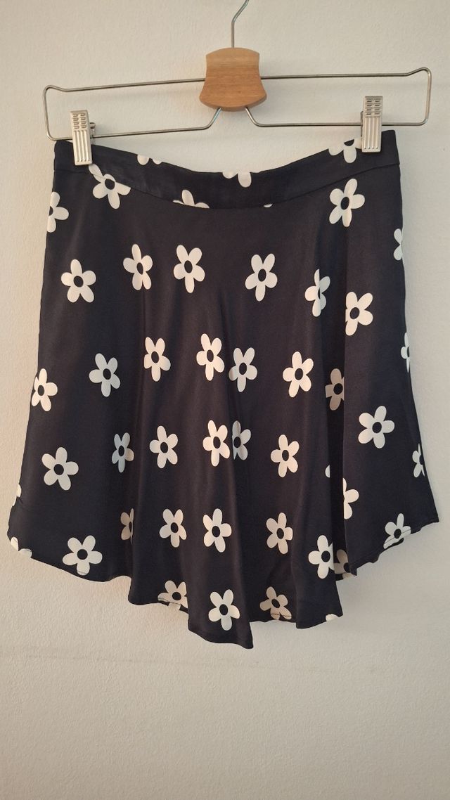 Minifalda negra con flores blancas