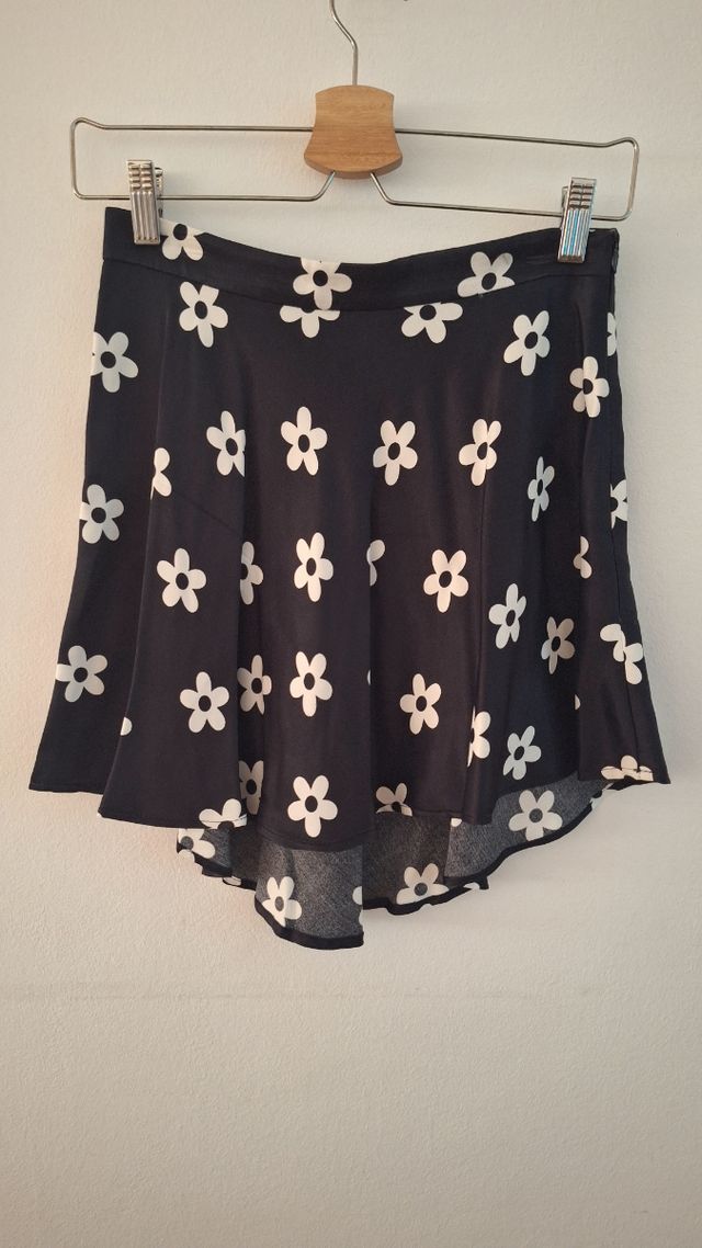 Minifalda negra con flores blancas