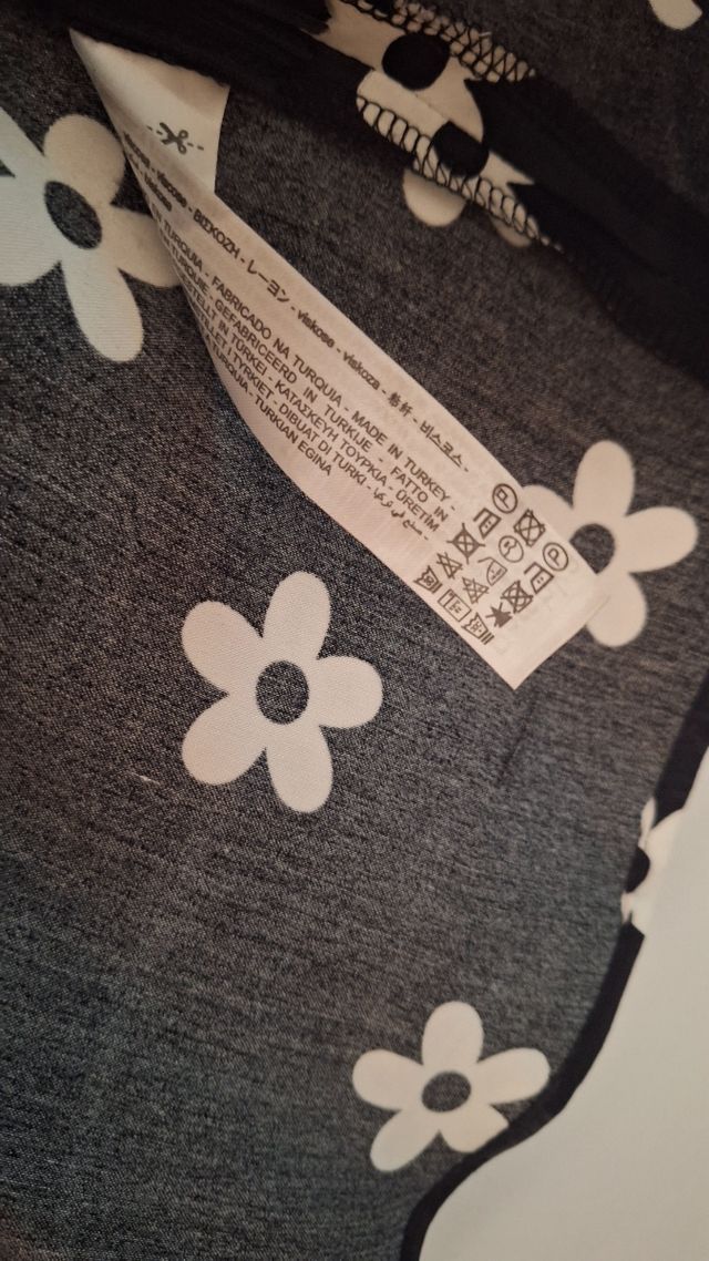 Minifalda negra con flores blancas