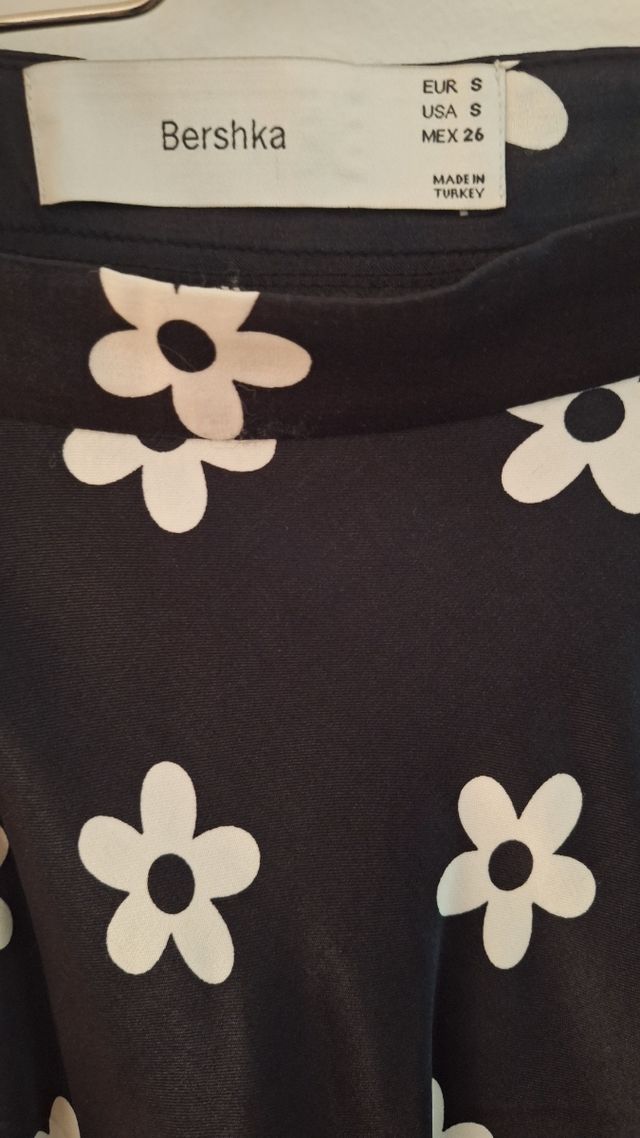 Minifalda negra con flores blancas