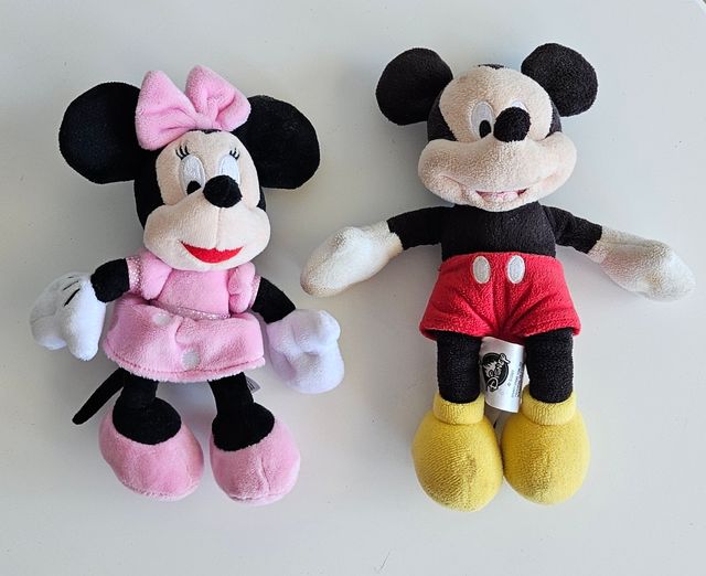 Peluches Mickey y Minnie Mouse.