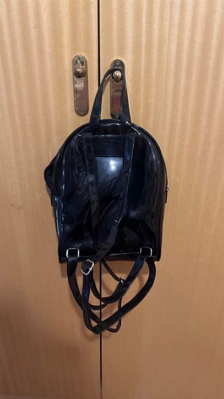 Mochila negra charol rueda