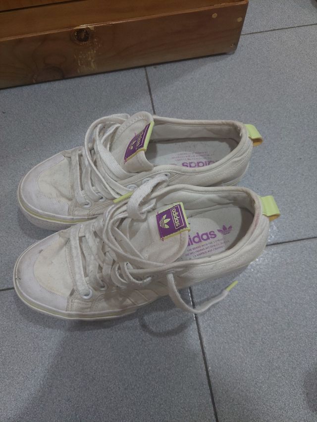 Zapatillas Adidas blancas y moradas