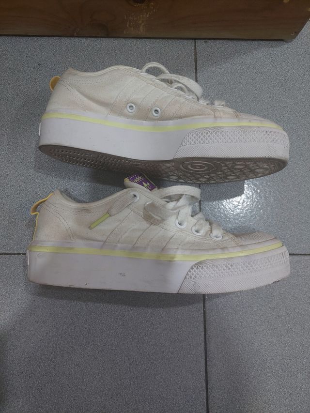 Zapatillas Adidas blancas y moradas