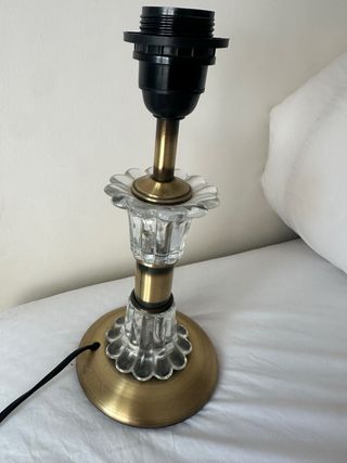 Lampara de mesa cristal dorada
dos unidades 30€