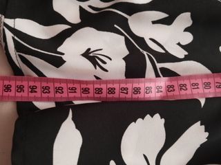 Vestido cuerpo negro y falda estampada