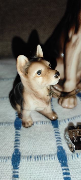 Pastores alemanes de porcelana