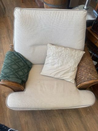 3 Sofá mimbre beige 2 plazas
y 2 orejones