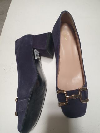 Zapatos tacón azul marino dorados