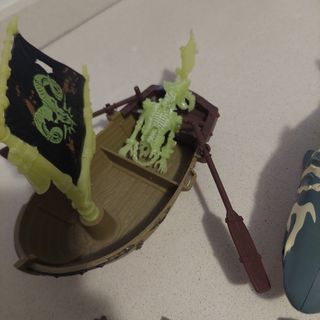 Barco pirata, tiburón y tesoro