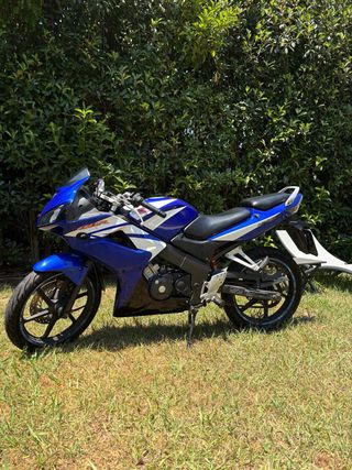 Honda CBR 125R azul