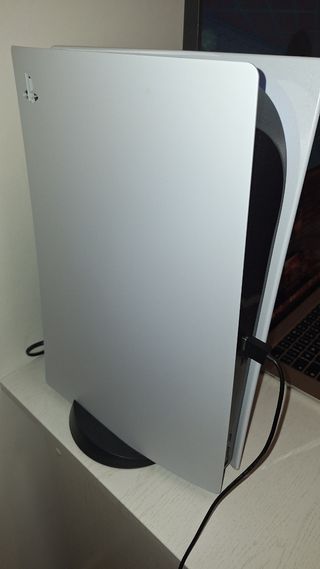 PS5 (PlayStation 5) 825GB - bianca e nera