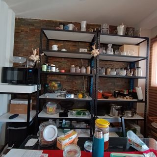 Estantería metálica negra y azul