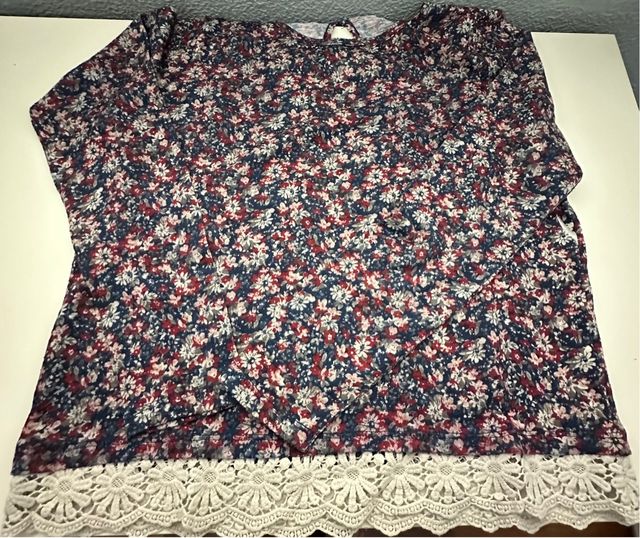 Camiseta floral azul y roja