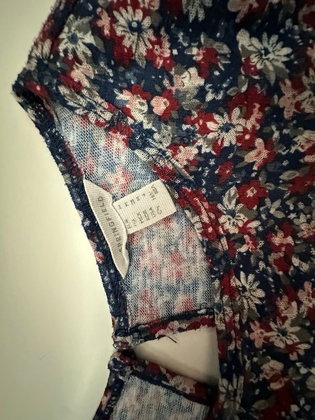 Camiseta floral azul y roja