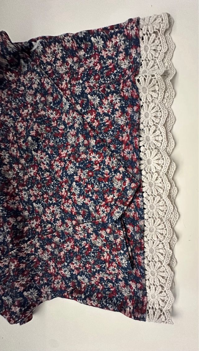 Camiseta floral azul y roja