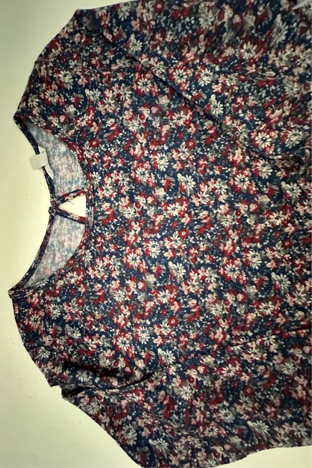 Camiseta floral azul y roja