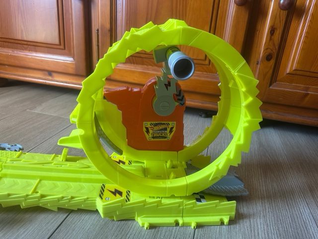 Pista Hot Wheels Monster Trucks con un coche