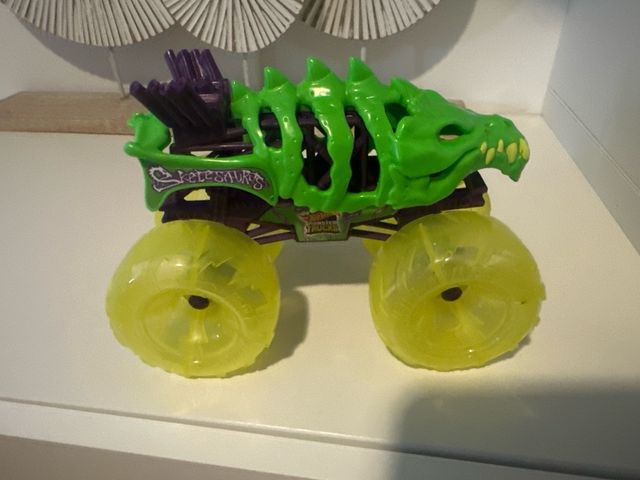 Pista Hot Wheels Monster Trucks con un coche