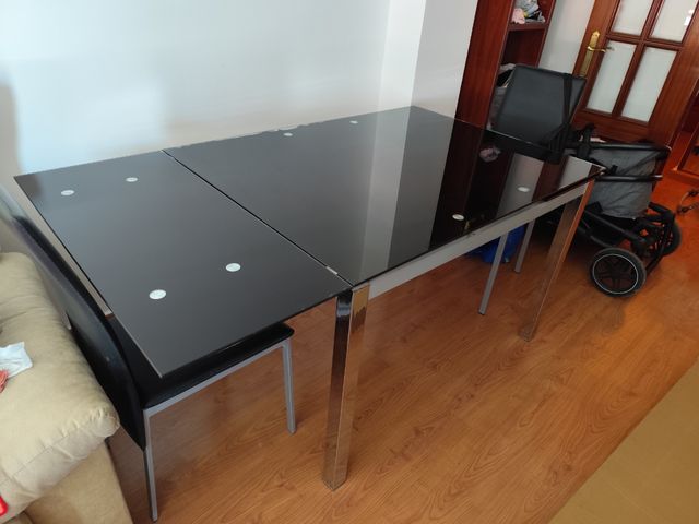 Mesa cristal negro extensible con sillas de regalo