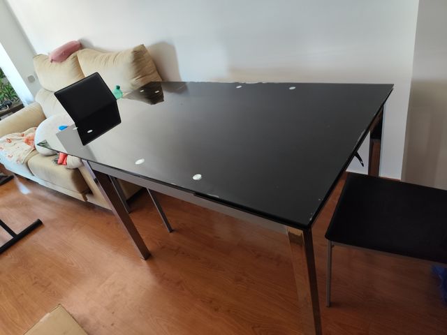 Mesa cristal negro extensible con sillas de regalo