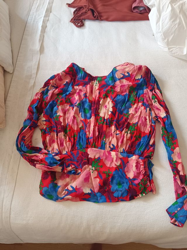 Blusa Zara floral roja