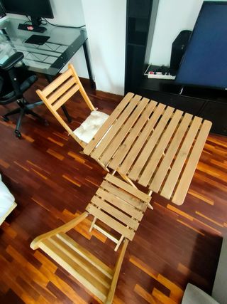 Mesa y 2 sillas plegables de madera + 2 cojines