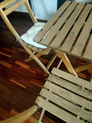 Mesa y 2 sillas plegables de madera + 2 cojines
