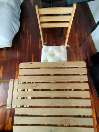 Mesa y 2 sillas plegables de madera + 2 cojines