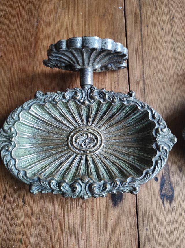 Jabonera vintage metal dorada