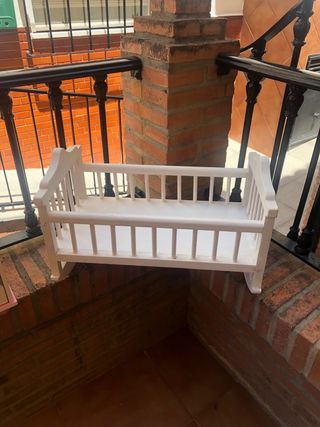 Cuna muñecas madera blanca. Totalmente artesanal. 